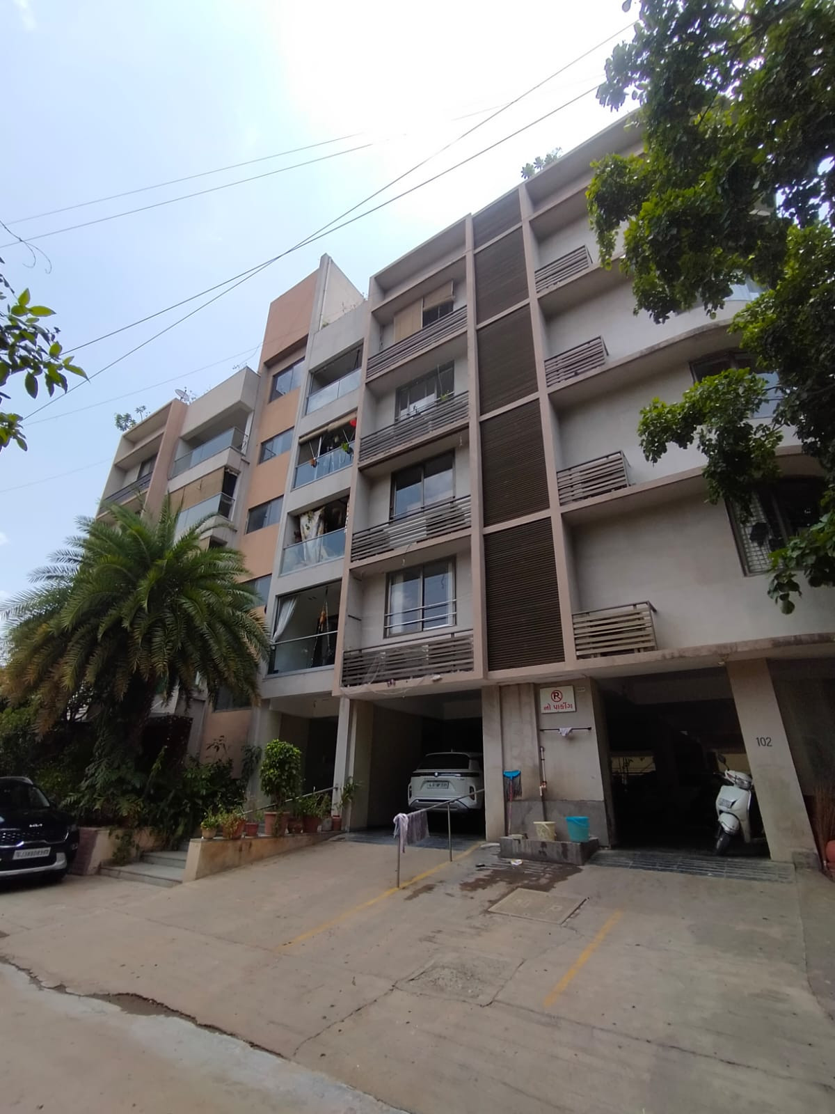 4 BHK apartment for sale at Ambawadi