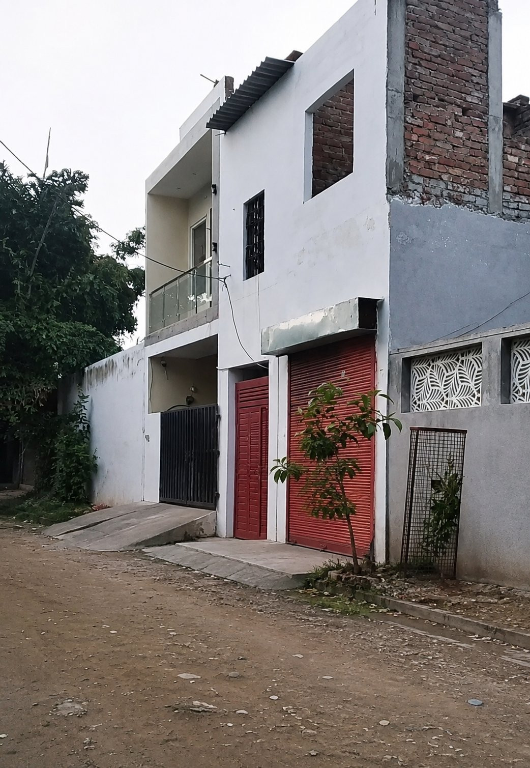 2 BHK House with 1 Shop Gomati Nagar Vistar Near MAX hospital Bharwara