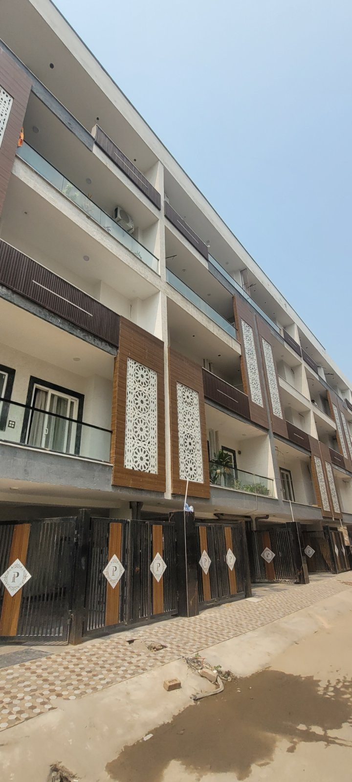 2 and 3 Bhk luxury builder floors in gated community in sector 70 spr road available for sale