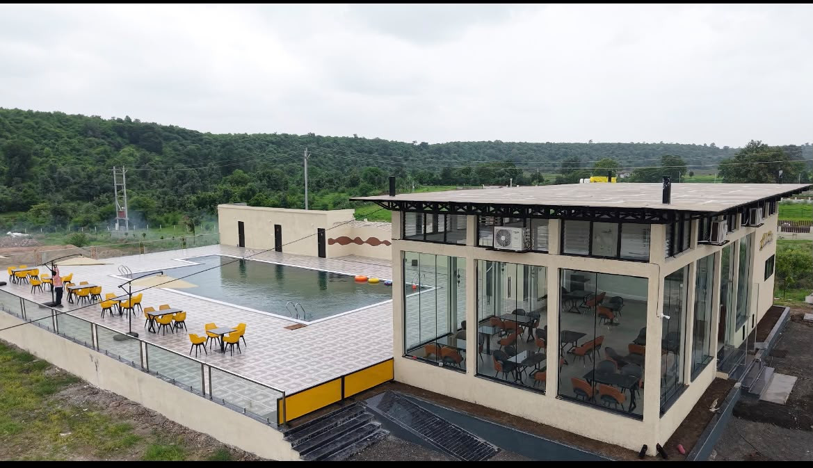 Restaurant with Pool