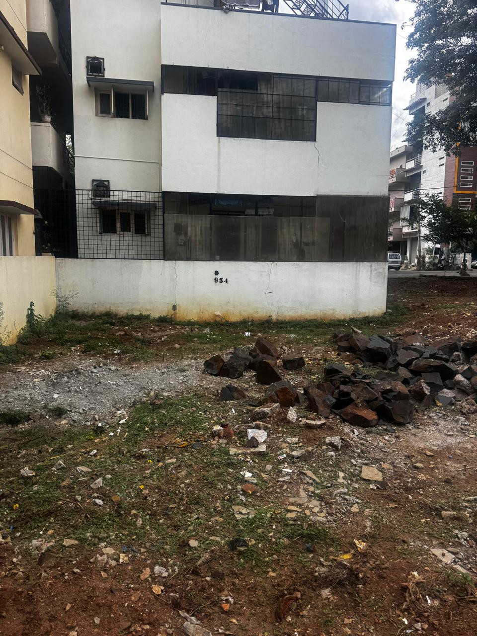 BDA site for sale Location: jnanabharathi layout Measuring: 30*40 Facing: East Road frontage: 30 feet road Asking price: 18,000 rs per sqft (negotiable on payment terms) Near by NPS school, Metro station, Kengeri Railway Station, Bus Stand,