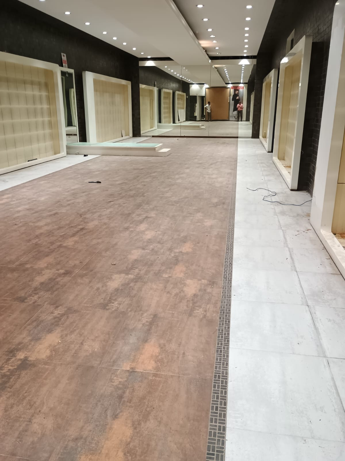 Showroom in Ellis Bridge, Ahmedabad — photo 2