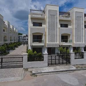 BEAUTIFUL LUXURY PRERENTED VILLA AVAILABLE FOR SALE AT HAZRATGANJ LUCKNOW