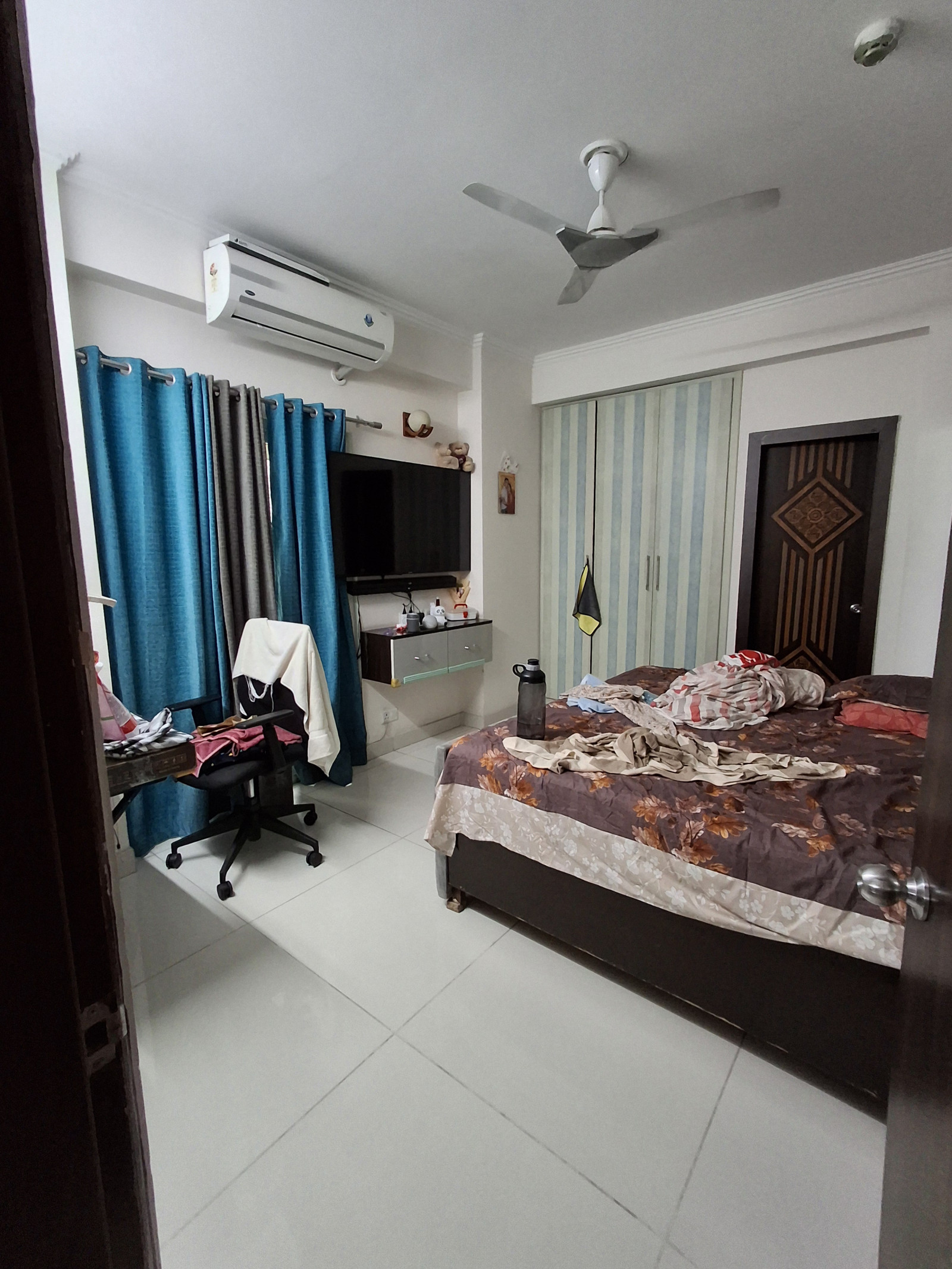 Urgent sale 3 Bhk unit

3 bhk 3 Toilet size. 1530 
Semi-Furnished flat 12 flo…
