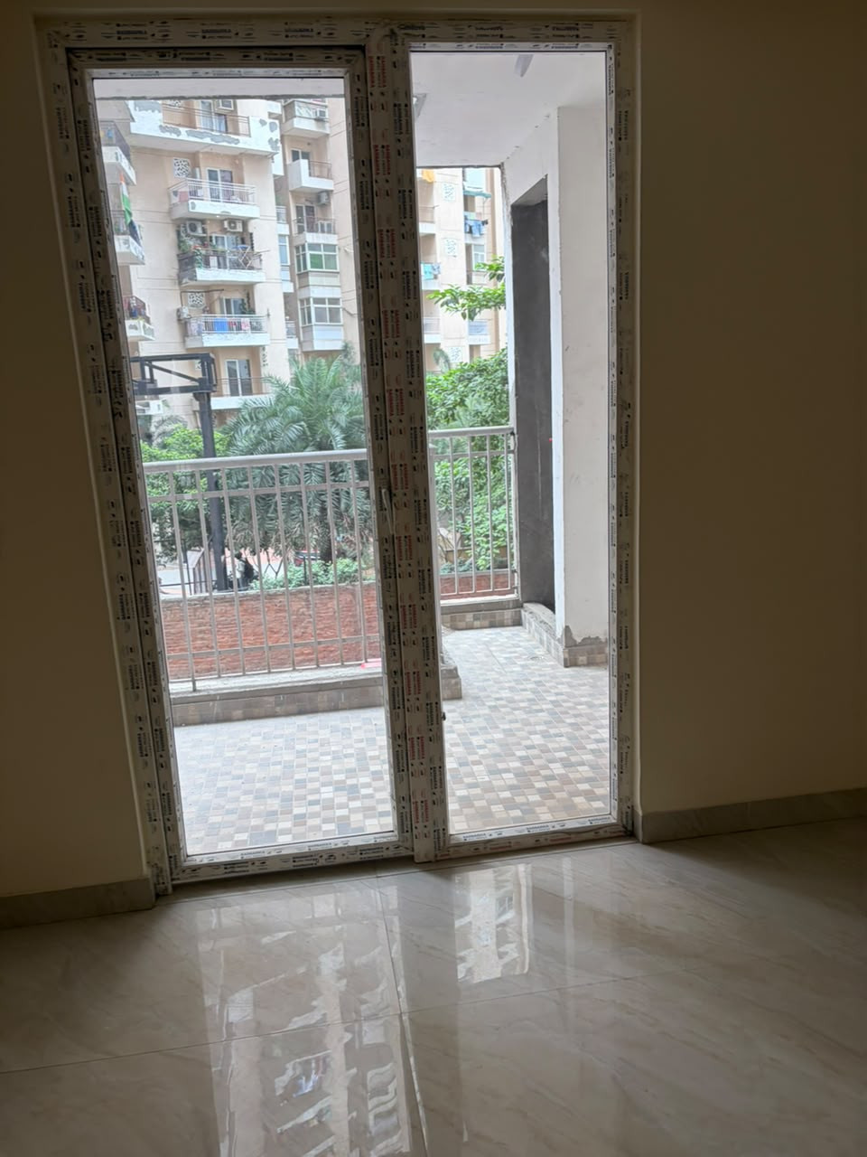 Park facing 3 bhk plus 3 washroom plus study and washroom sun facing flat , Poss…