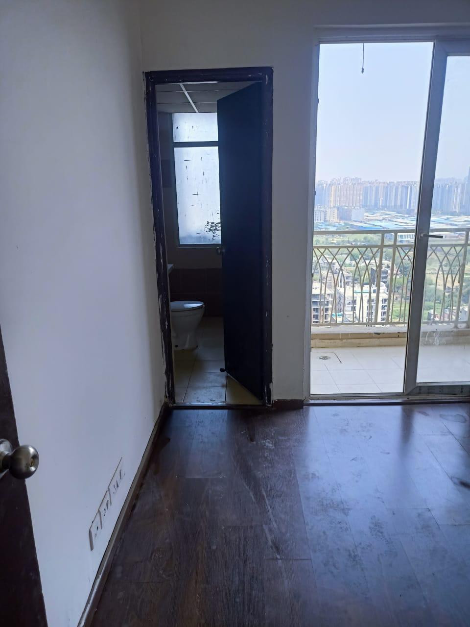 2 bhk flat amrapali dream valley 
Resale flat