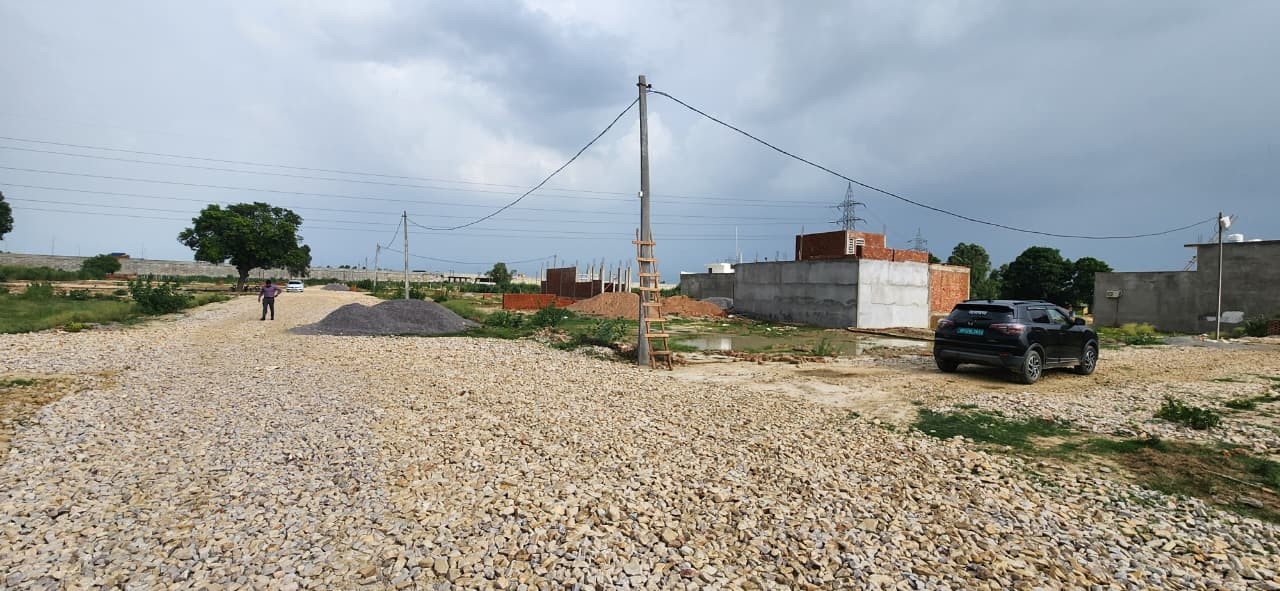 Plotting against land 1200 sqft plot and 1,500 sqft plot 

Rate ₹ 2000 par sqf…